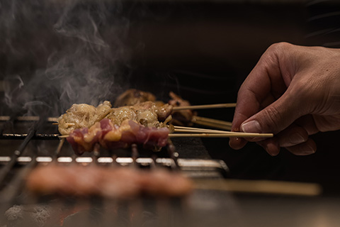 写真：焼き鳥を焼いている