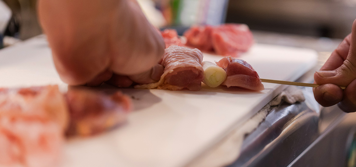 写真：串に具材をさす作業中